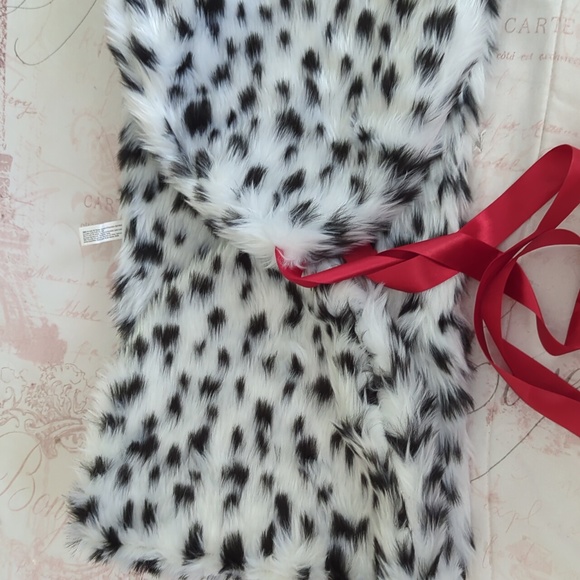 Cruella DeVille Faux Fur Shrug (Disney Villains) - Picture 9 of 12
